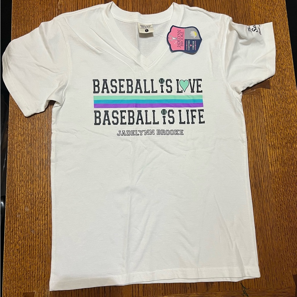 NWT Jadelynn Brooke Baseball V-neck Tee‎ Size Small